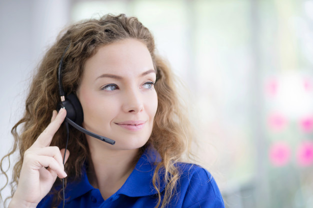 portrait-femme-souriante-chemise-bleue-travaillant-casque_109549-62.jpg